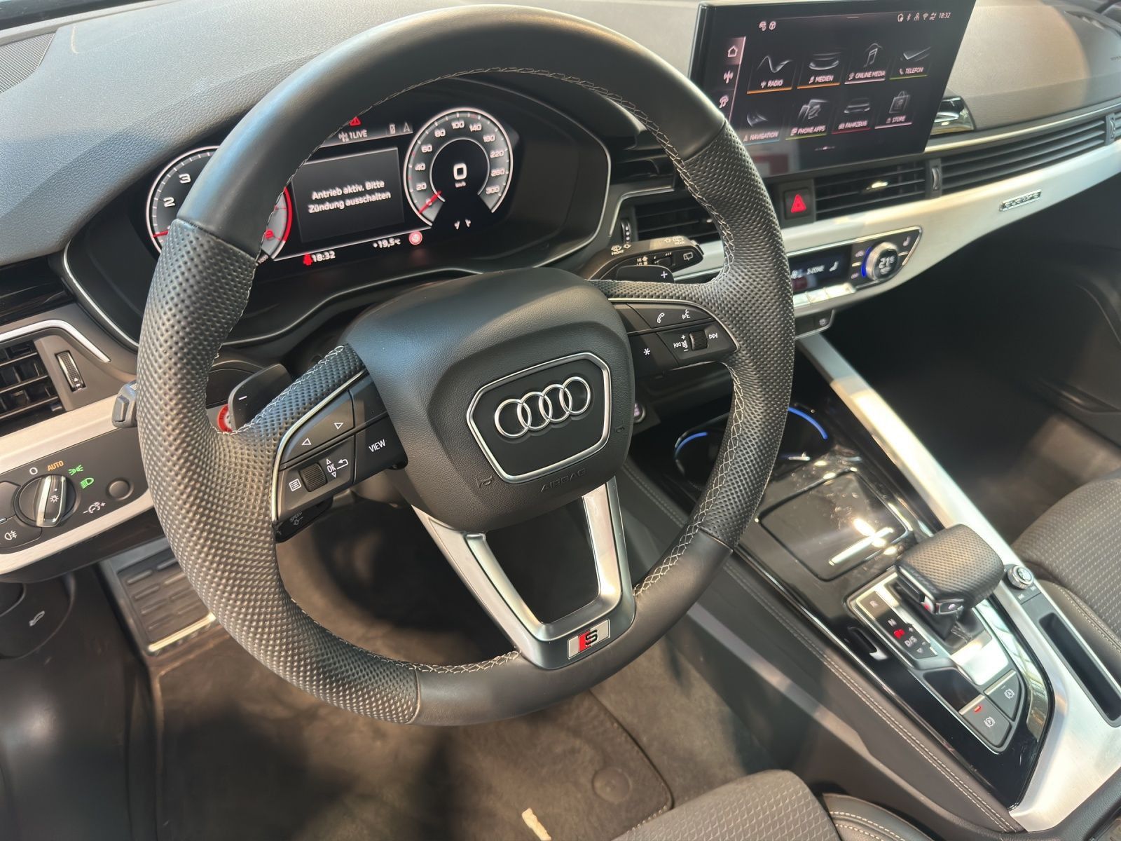 Audi A4 Avant 40 TFSI Q 2x S LINE MATRIX AHK LM19 KAM