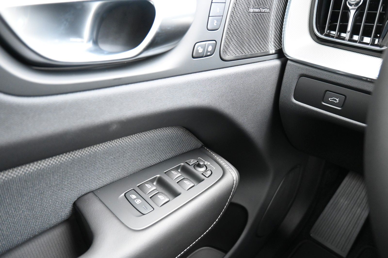 Volvo XC60 B5B AWD Ultra Dark*360°*H/K*AHK*HUD*ACC