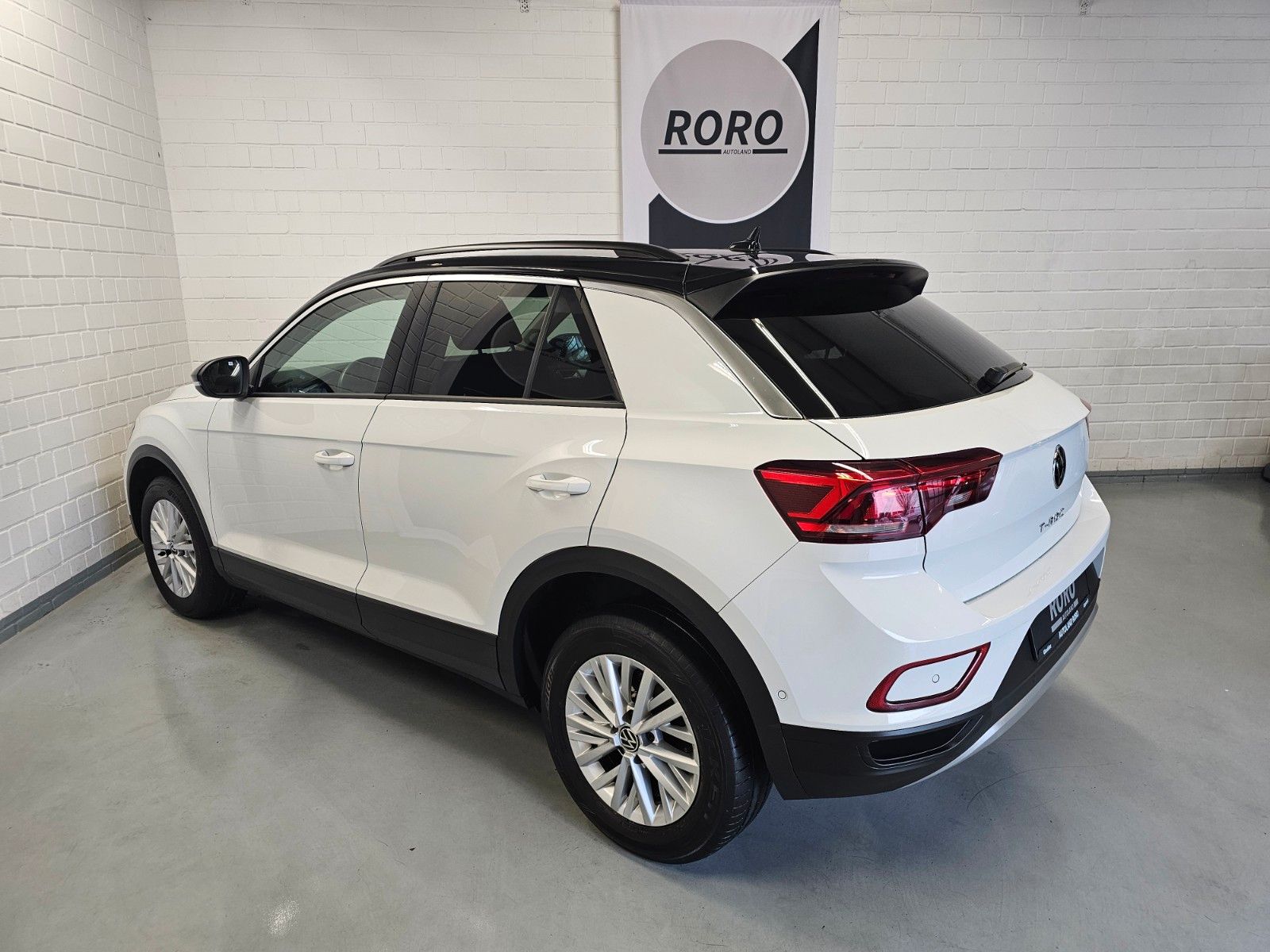 Volkswagen T-Roc 1.5 TSI Life - Samsaru's Car Outlet