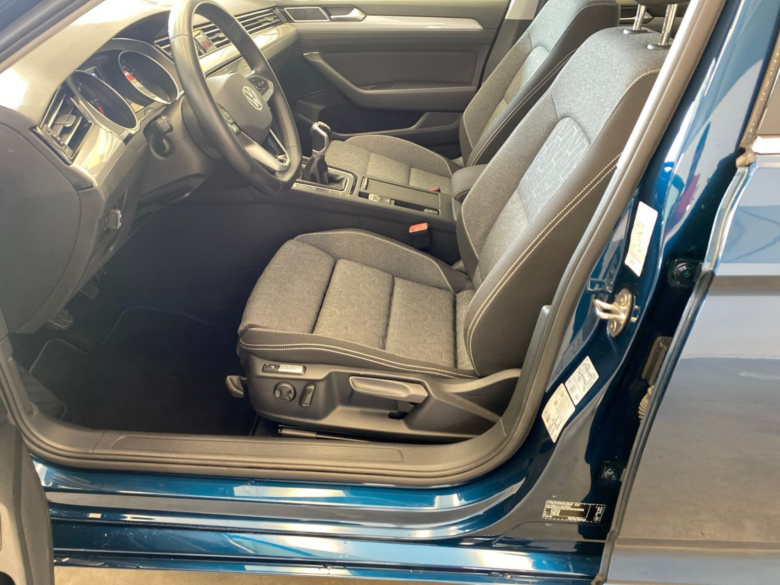 Volkswagen Passat Variant 2.0 TDI Business - Samsaru's Car Outlet