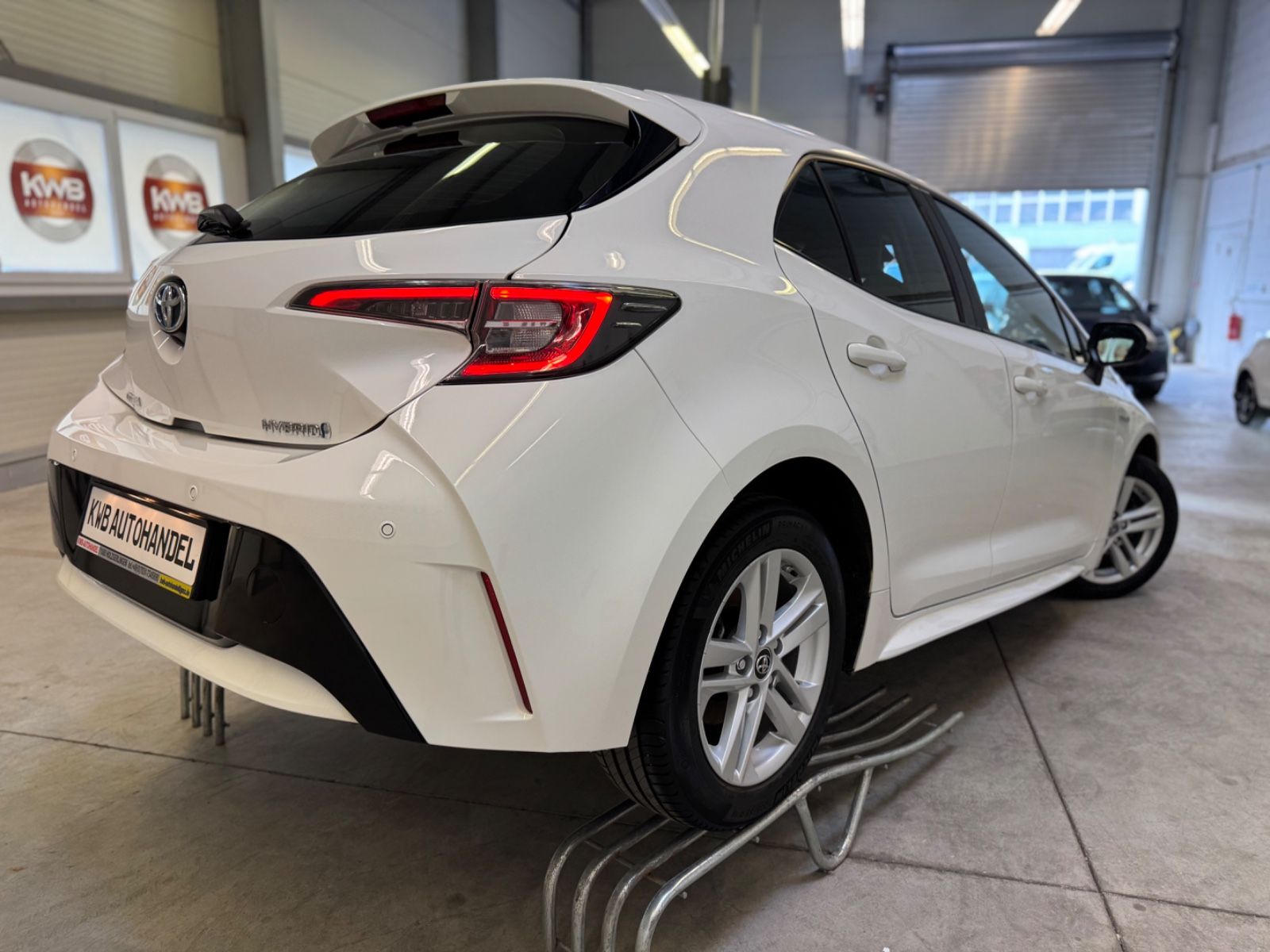 Toyota Corolla 1.8 Hybrid Business Edition - Samsaru's Car Outlet