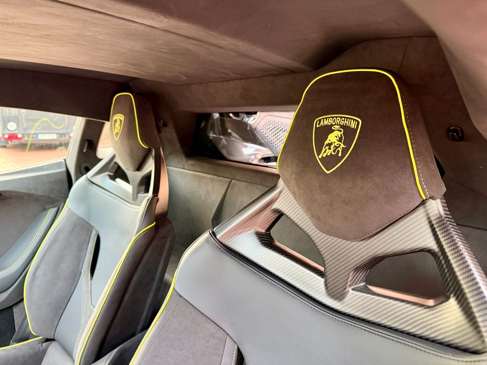 Lamborghini Revuelto V12 MY26/Carbon/PassengerDis/CorsaTex