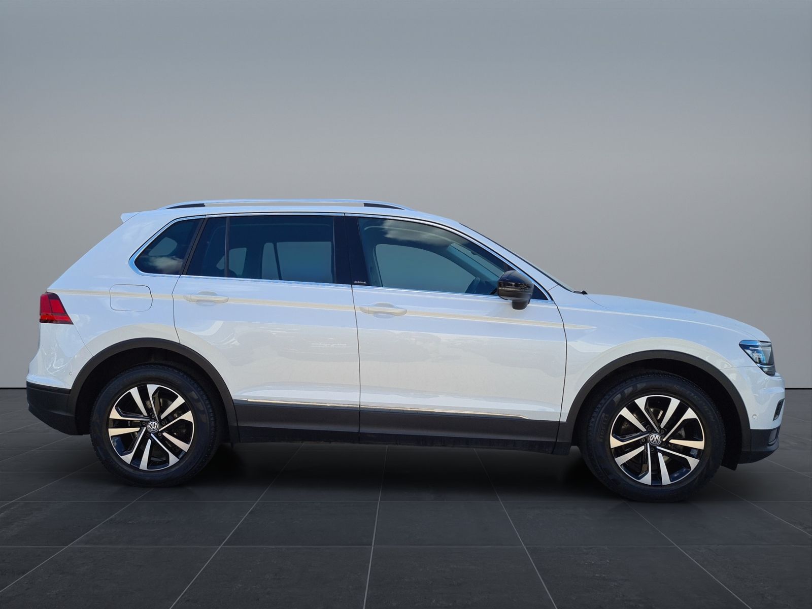 Volkswagen Tiguan 2.0 TDI DSG IQ.DRIVE - Samsaru's Car Outlet
