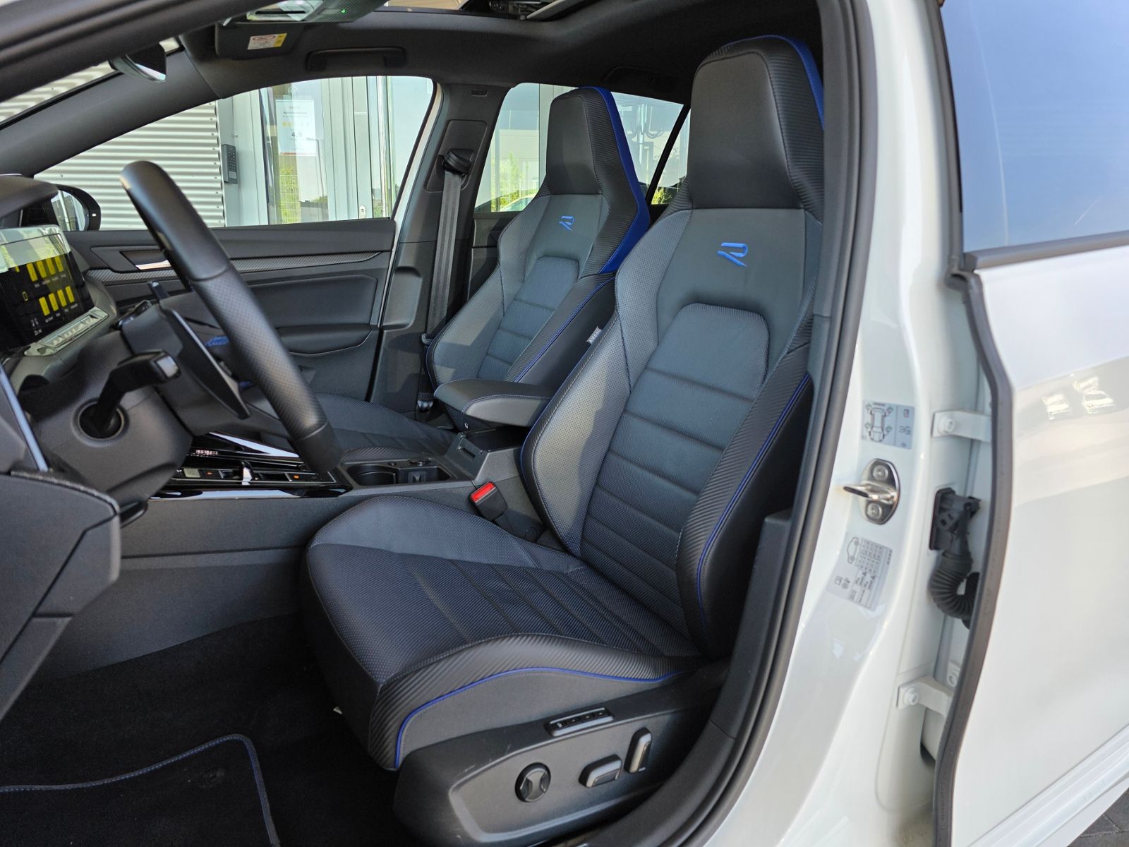 Volkswagen Golf VIII R 2.0 TSI DSG - Samsaru's Car Outlet