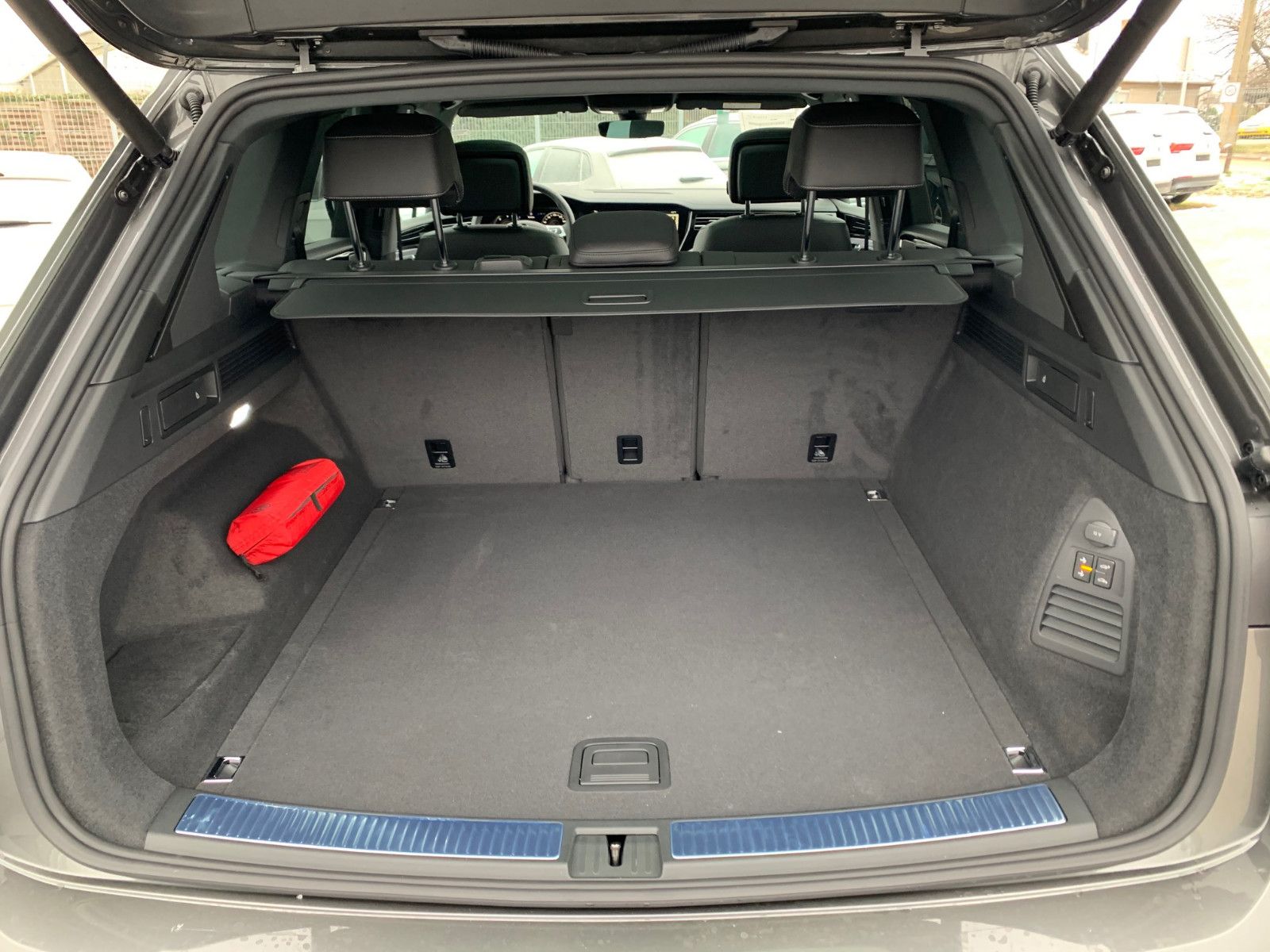 Volkswagen Touareg 3.0 TDI R-Line - Samsaru's Car Outlet