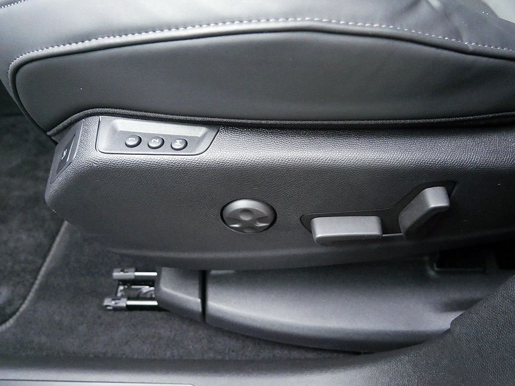 DS Automobiles DS 7 Crossback E-Tense Louvre 4x4 LED PANO 360°
