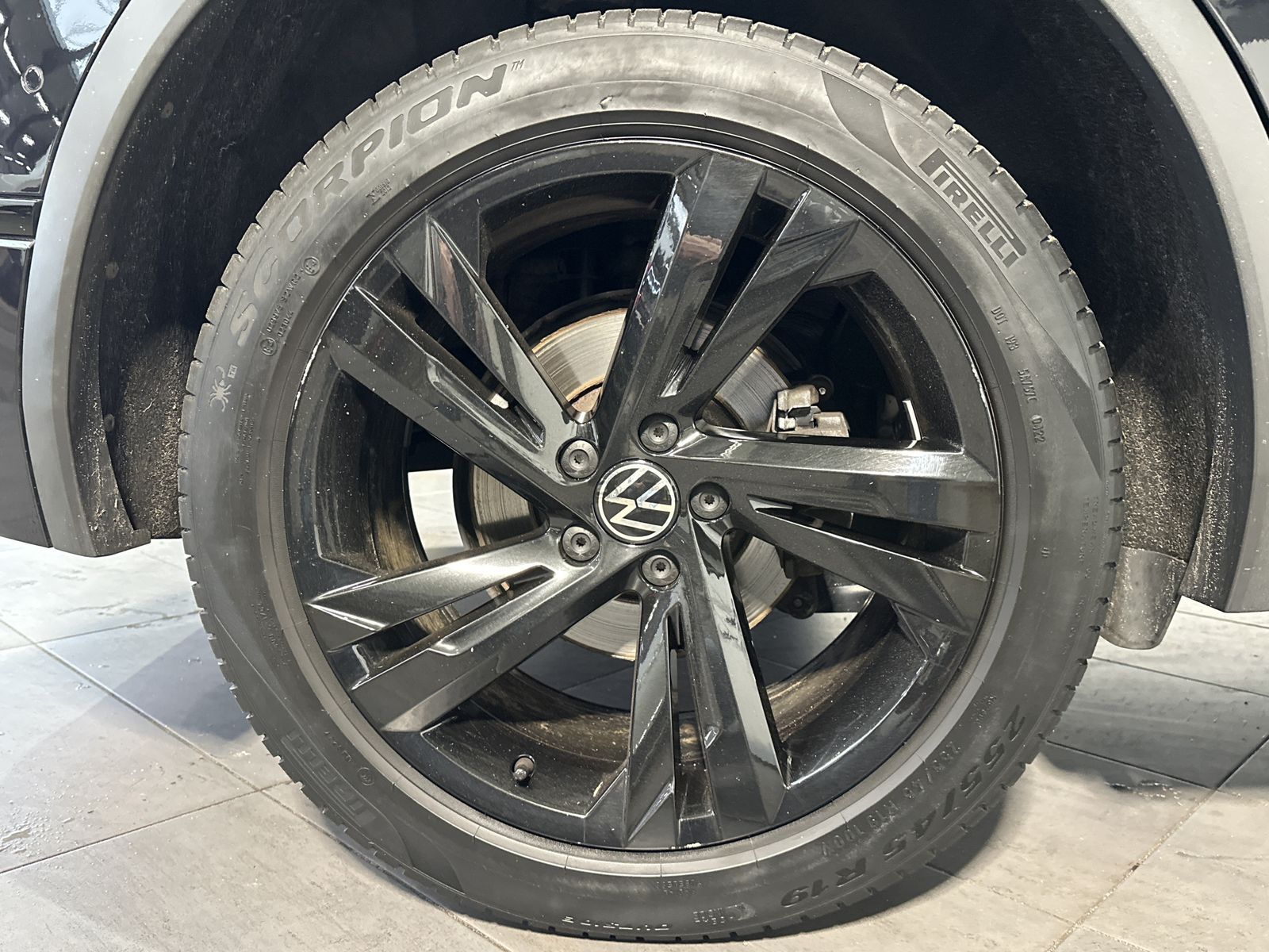 Volkswagen Tiguan 4M R-Line Black NAV+LED+AHK+ACC+VC+19ZOLL