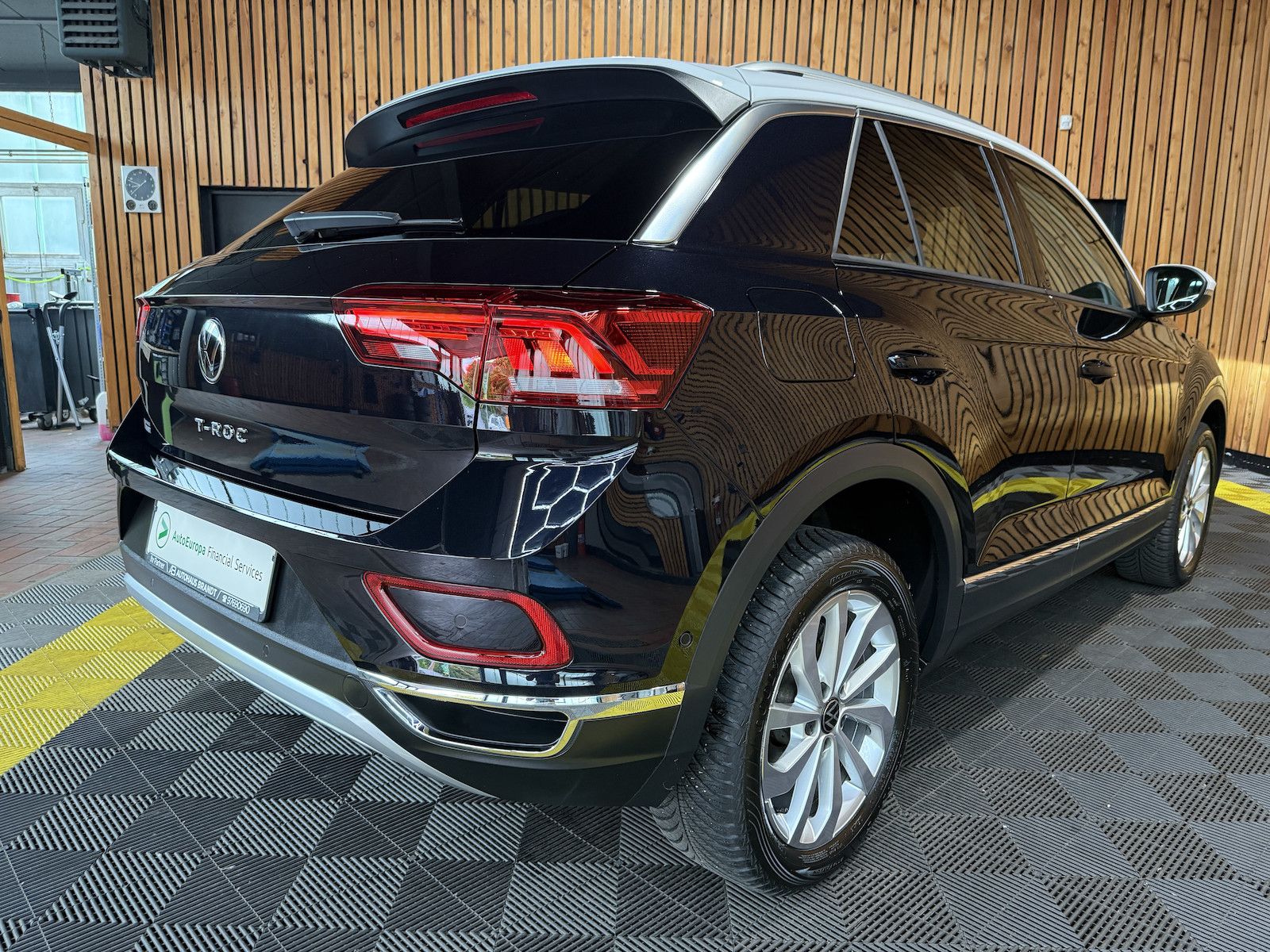 Volkswagen T-Roc 2.0 TDI Style - Samsaru's Car Outlet