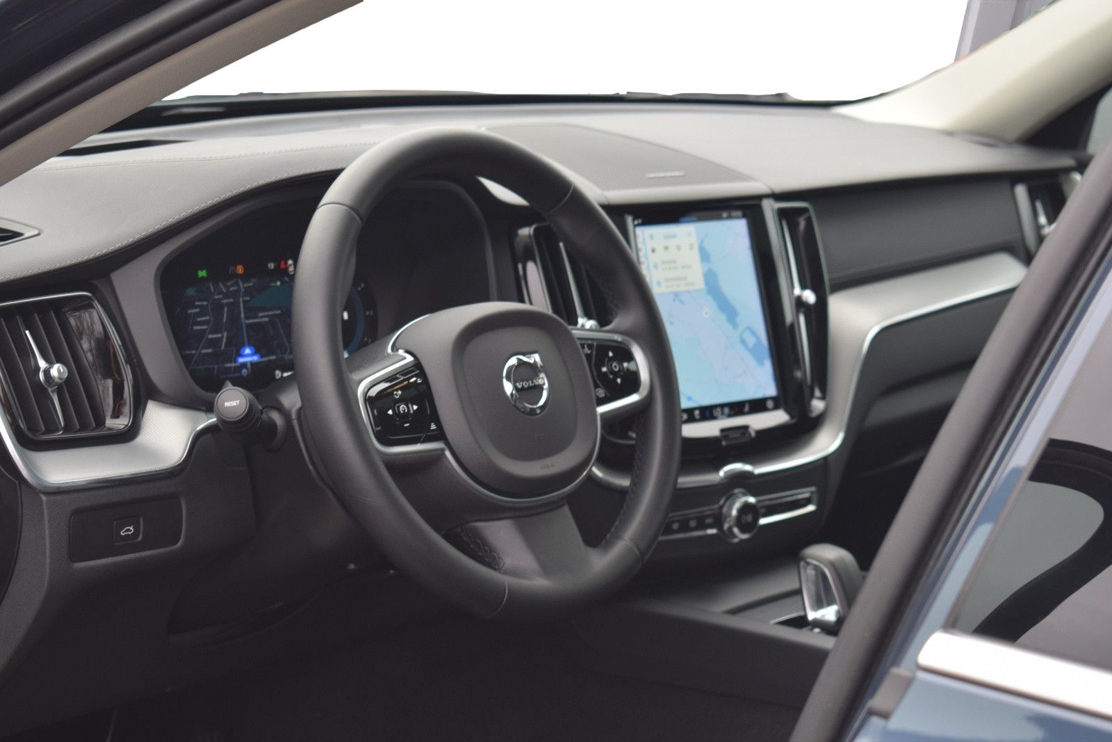 Volvo XC60 Ultimate Bright - Samsaru's Car Outlet