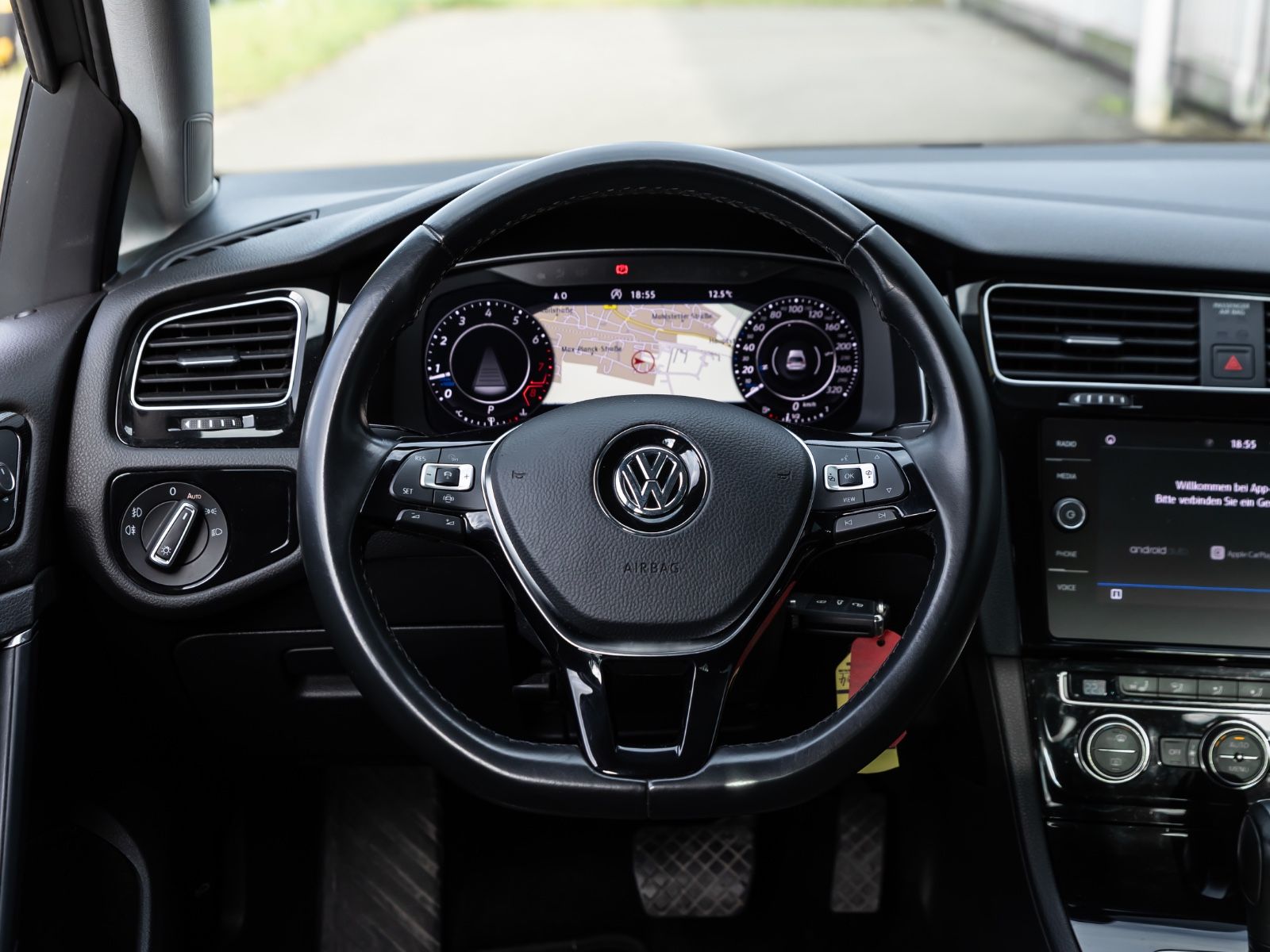 Volkswagen Golf VII 1.5TSI Highline - Samsaru's Car Outlet