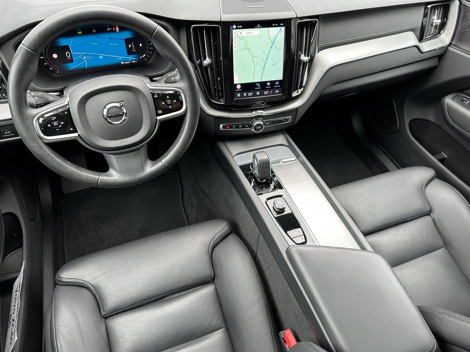 Volvo XC60 B5 AWD Ultimate Dark NAV+LED+PANO+AHK+STHZ