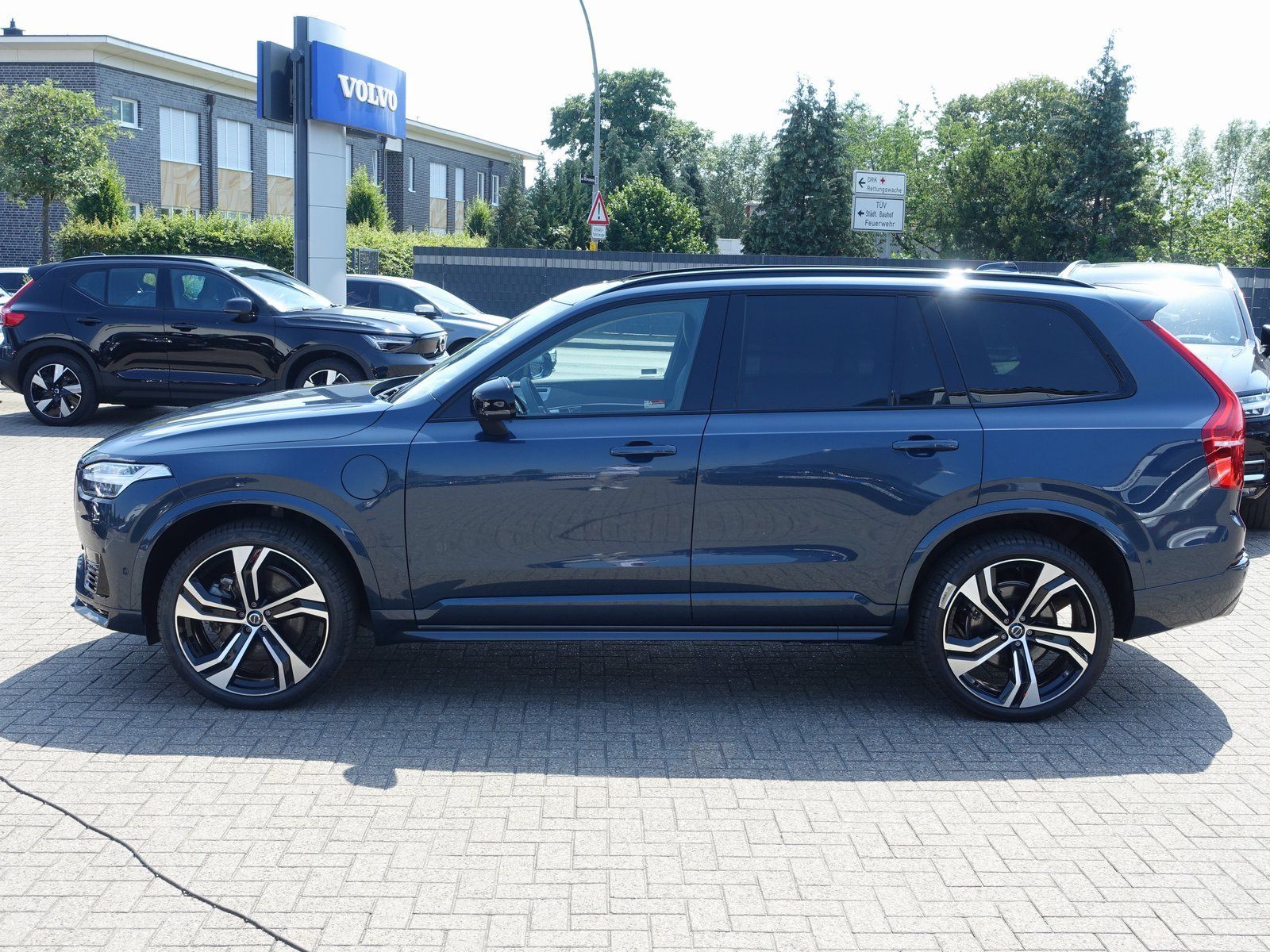 Volvo XC90 Ultra Dark T8 AWD Plug-in Hybrid - Samsaru's Car Outlet