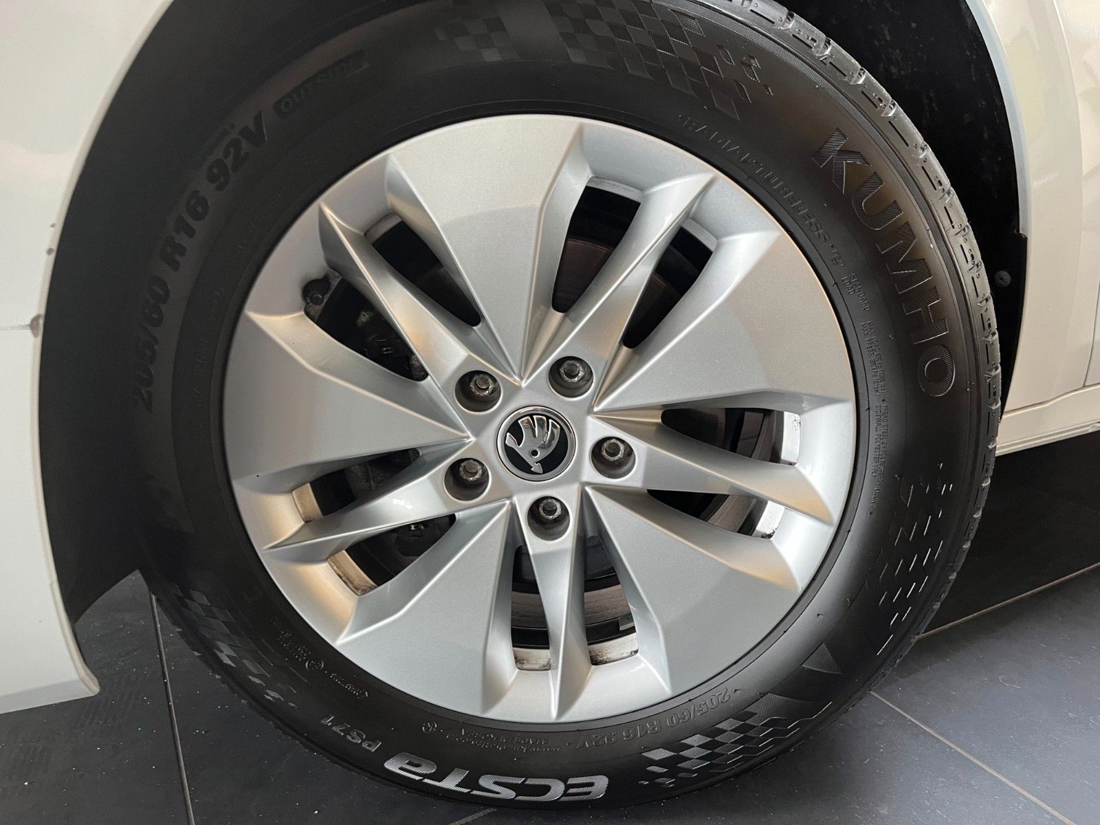 Skoda Octavia Combi 2.0 TDI DSG Ambition - Samsaru's Car Outlet