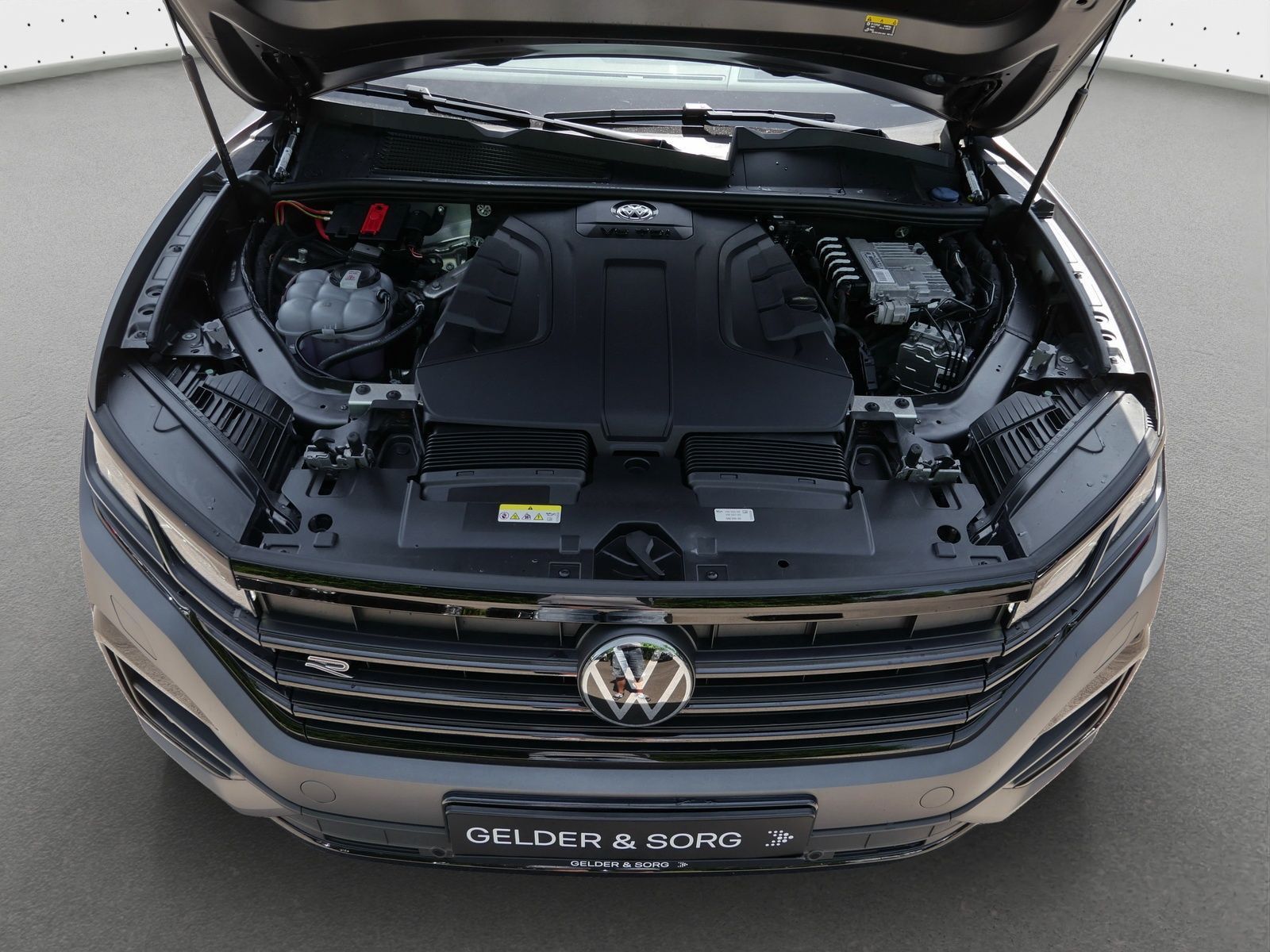 Volkswagen Touareg R-Line 3.0 TDI - Samsaru's Car Outlet