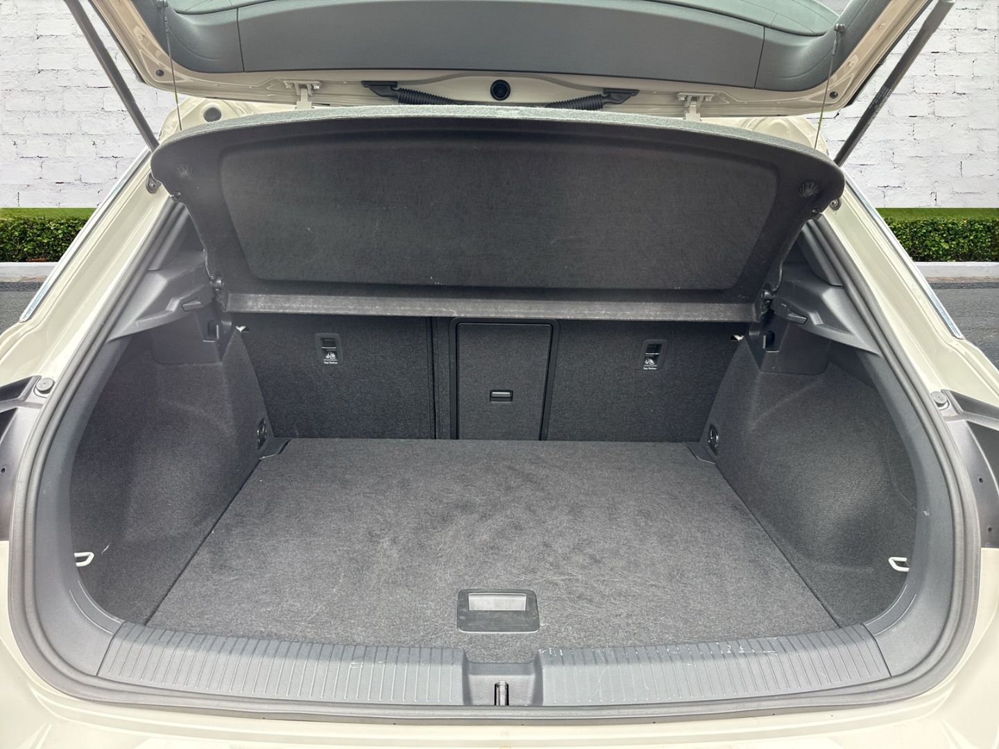 Volkswagen T-Roc 2.0 TDI R-Line - Samsaru's Car Outlet