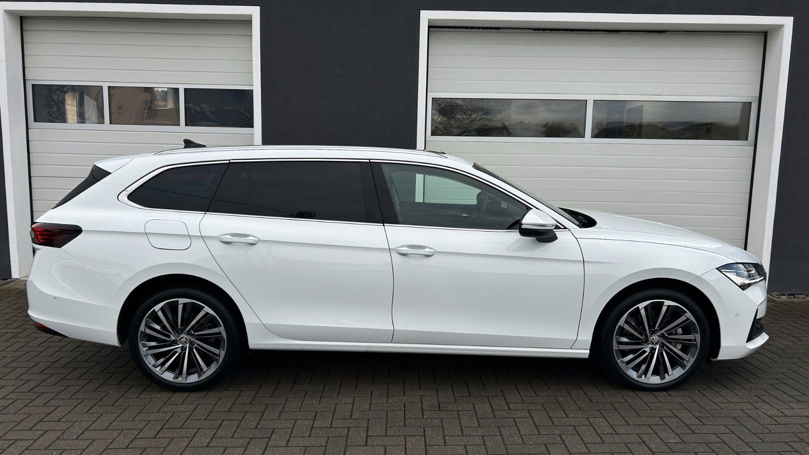 Skoda SUPERB COMBI 4x4 L&K*STHEIZ*VOLL*GARANTIE-2030*