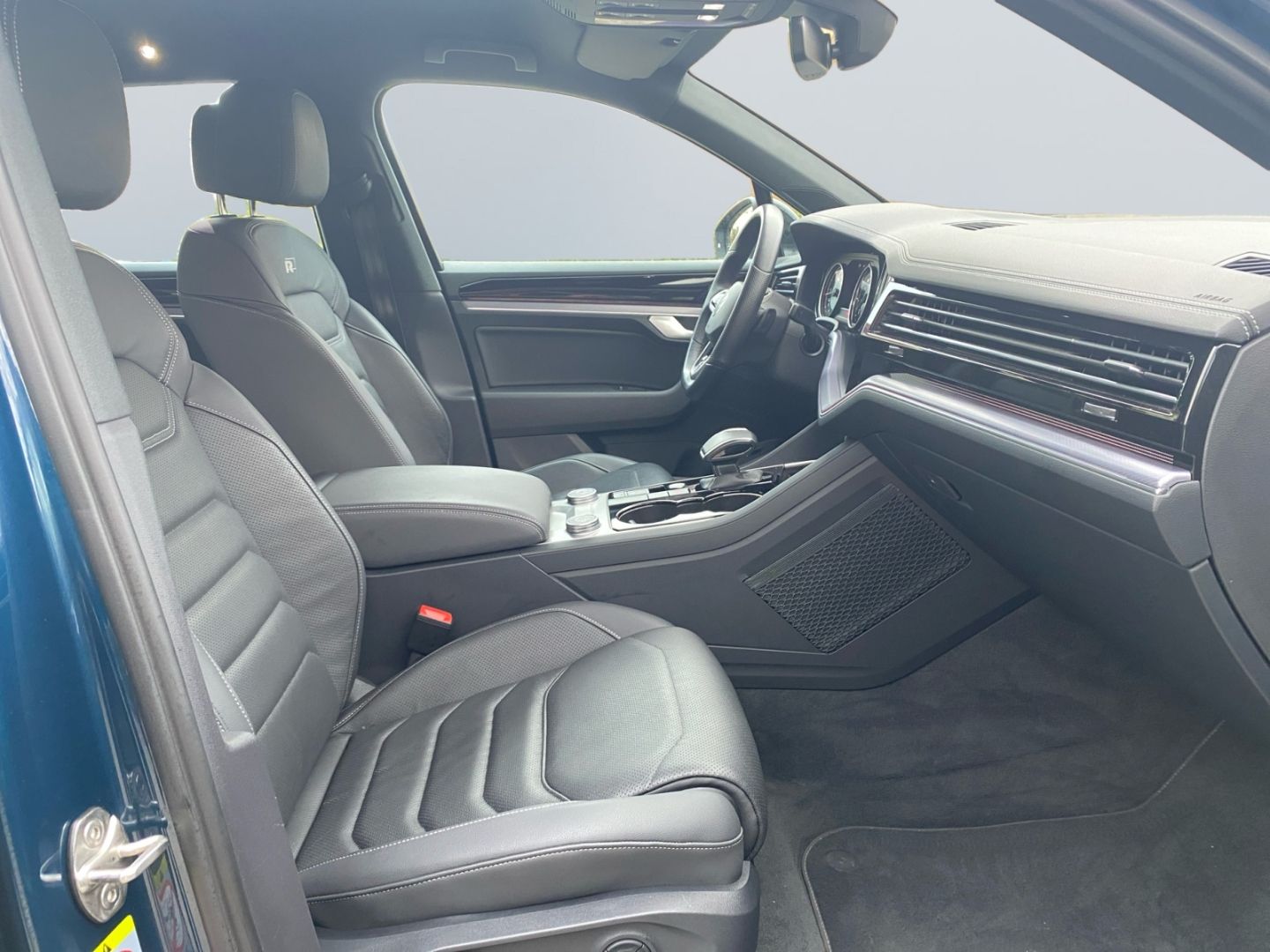 Volkswagen Touareg 3.0 V6 TDI 4M R-Line - Samsaru's Car Outlet