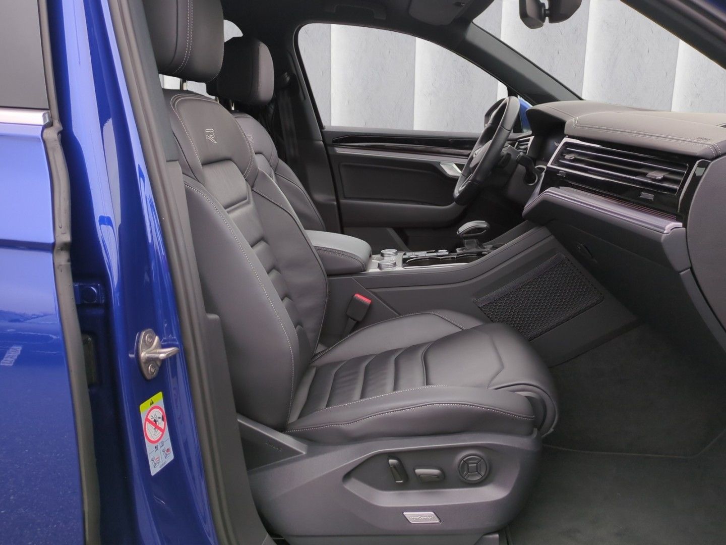 Volkswagen Touareg R-LINE 4M - Samsaru's Car Outlet