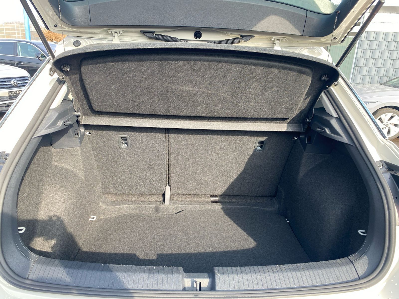 Volkswagen T-Roc 1.0 TSI - Samsaru's Car Outlet