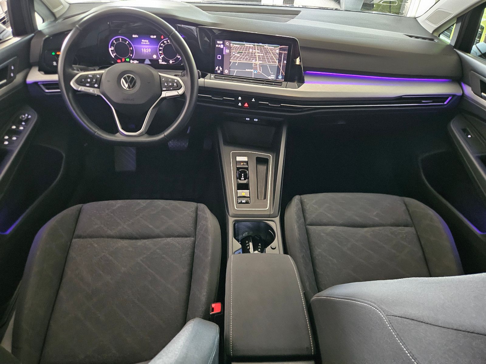 Volkswagen Golf VIII Life - Samsaru's Car Outlet