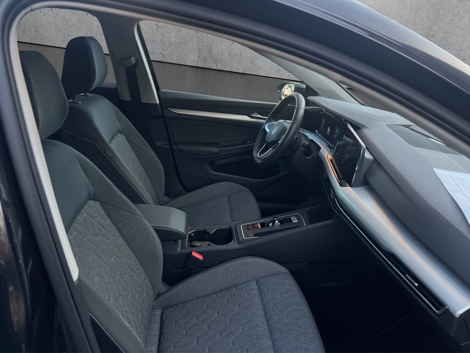 Volkswagen Golf VIII 1.5 eTSI Move - Samsaru's Car Outlet