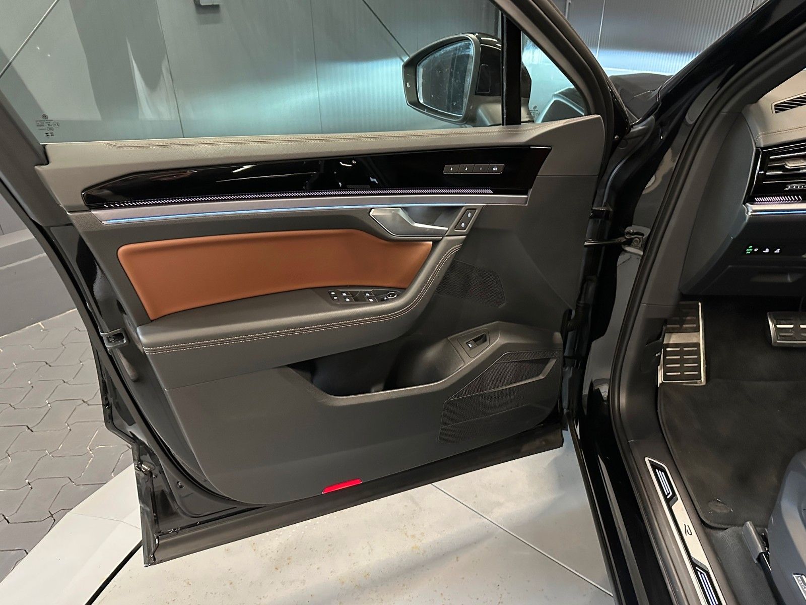 Volkswagen Touareg R-Line 4M - Samsaru's Car Outlet