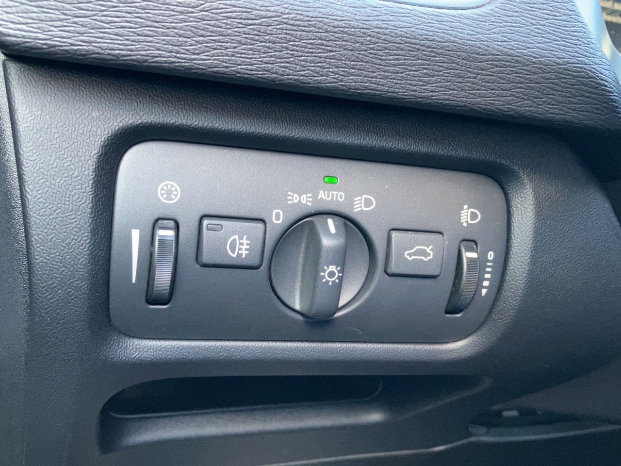Volvo V40 T2 KINETIC NAVI KLIMAAUTOMATIK PDC Bluetooth