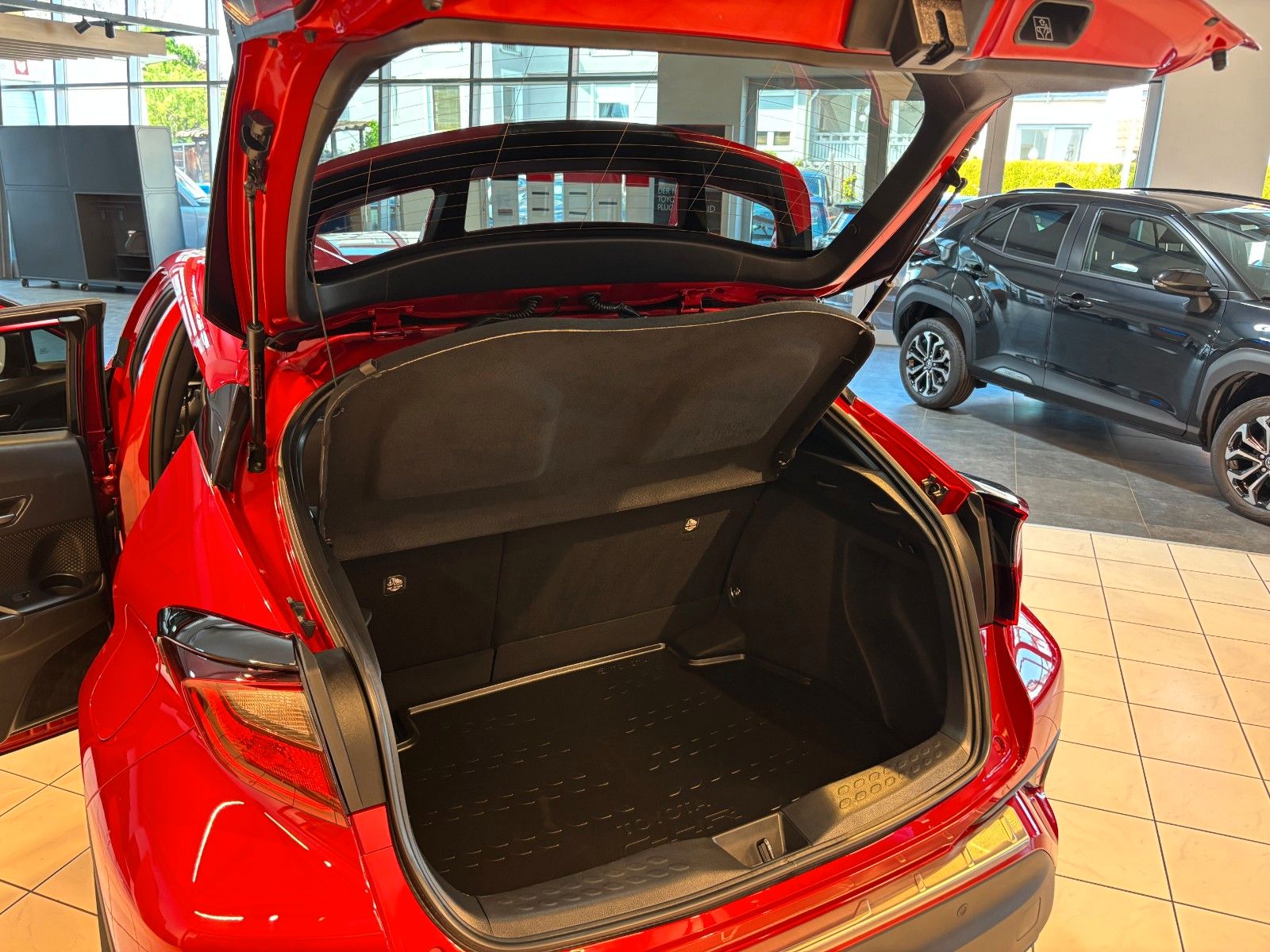 Toyota C-HR Hybrid Team D - Samsaru's Car Outlet