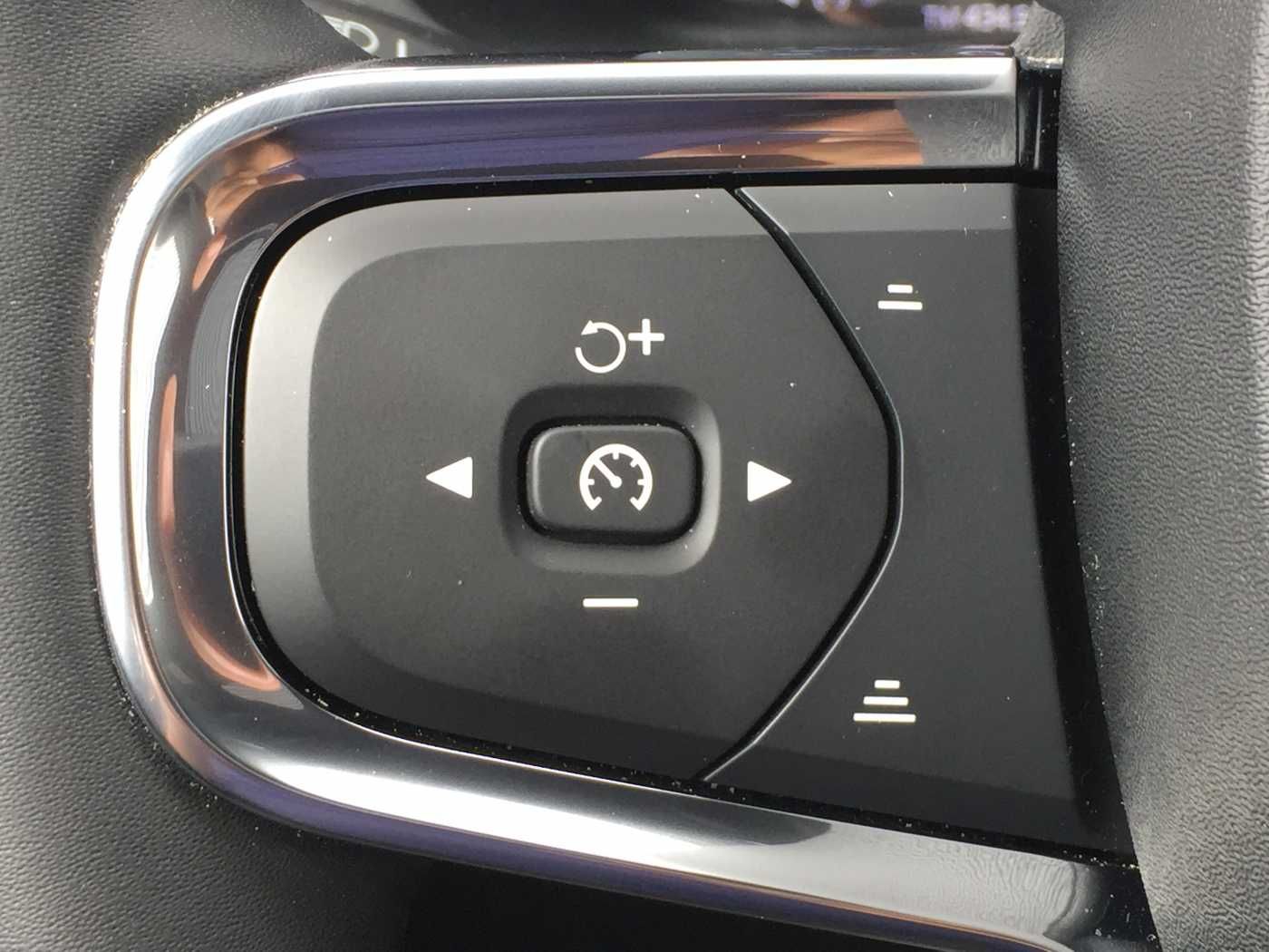 Volvo XC40 XC 40 T2 Plus Dark 2WD Panorama, AHK, GJR u