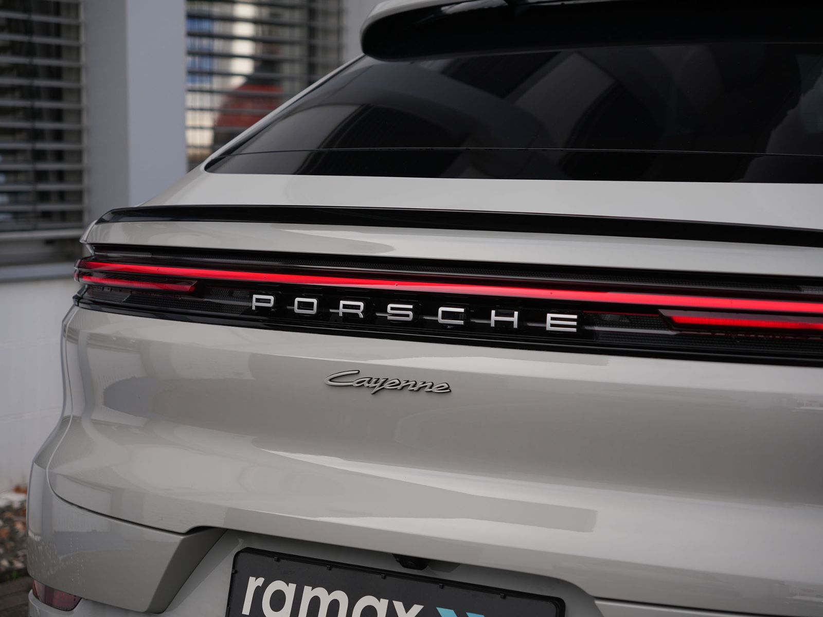 Porsche E-Hybrid Coupé SPORTDESIGNPAKET-ACC-MASSAGE-VOLL