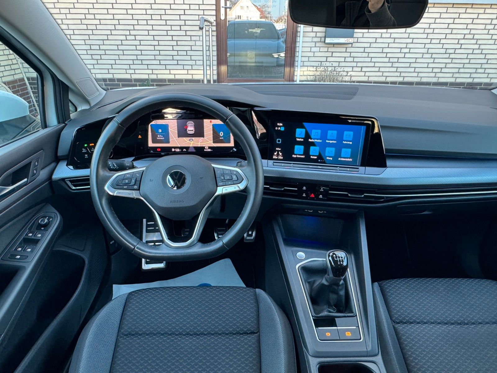 Volkswagen Golf VIII 1.5 TSI Active - Samsaru's Car Outlet