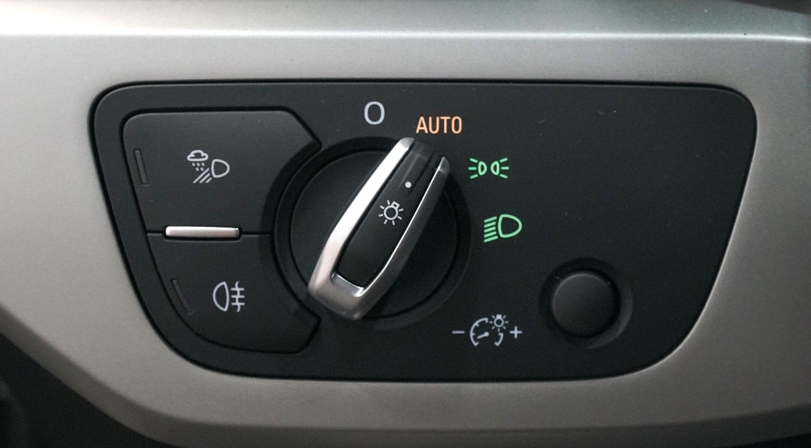 Audi A4 Lim. 40 TFSI S line - Samsaru's Car Outlet