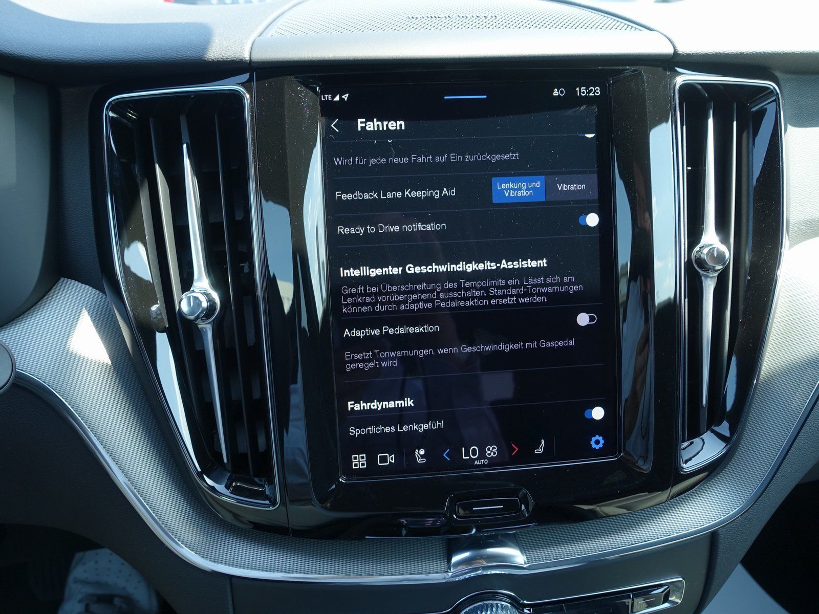 Volvo XC60 B5 AWD Plus - Samsaru's Car Outlet