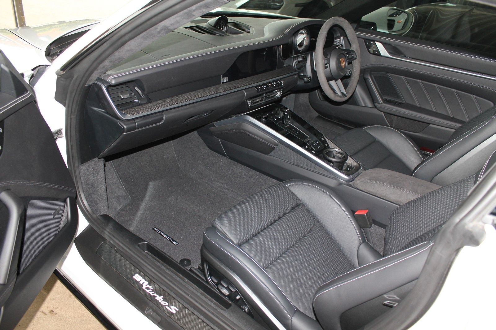Porsche 911 Turbo S RHD/Sportabgas/SportDesign/GDach/SWA