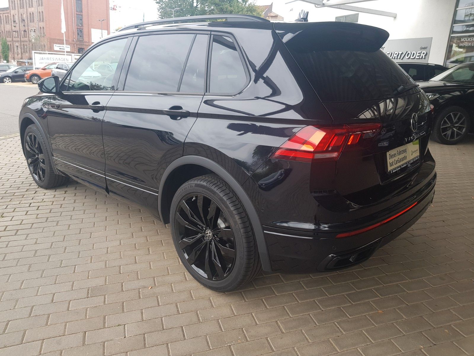 Volkswagen Tiguan 2.0 TDI SCR 4MOTION R-Line - Samsaru's Car Outlet