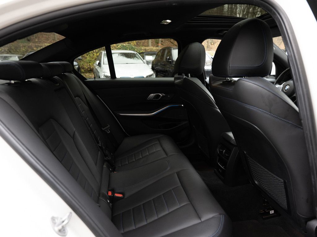 BMW 330e xDrive M-Sport LASER LED W-LAN NAVI HGSD