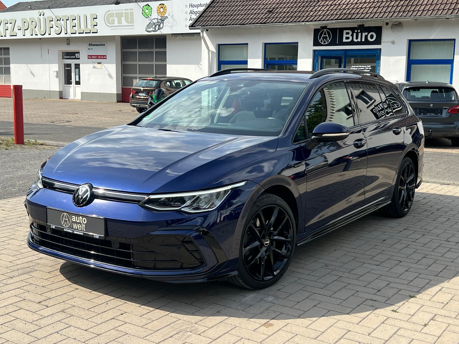 Volkswagen Golf VIII R-Line - Samsaru's Car Outlet