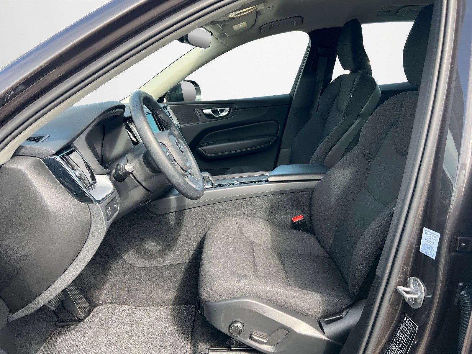 Volvo XC60 B4 Momentum Pro Geartronic AWD - Samsaru's Car Outlet