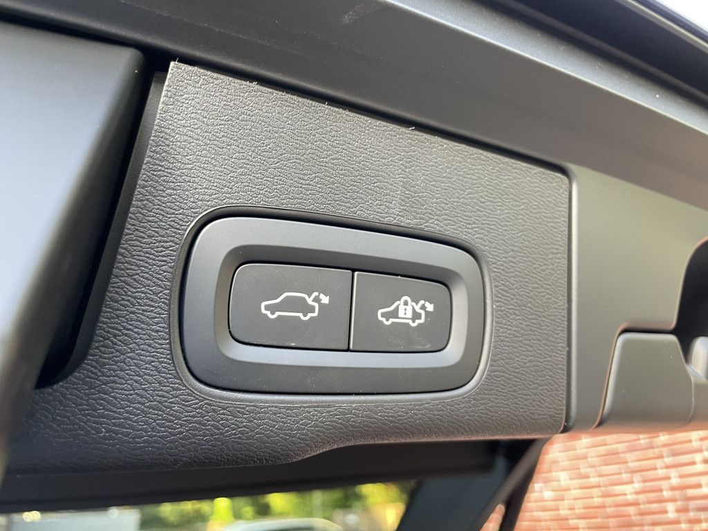 Volvo XC60 T6 Plus Dark Recharge Plug-In Hybrid AWD