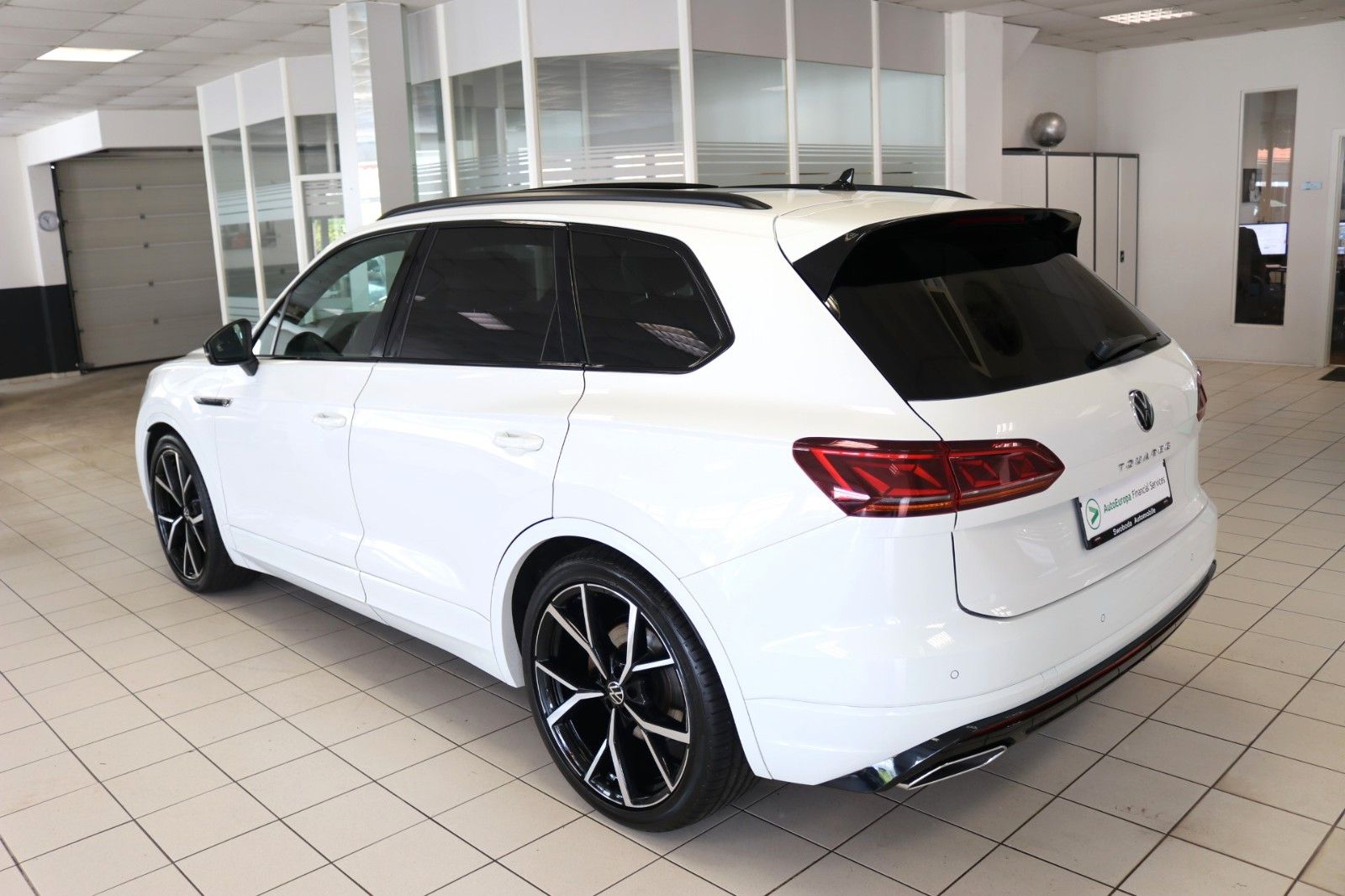 Volkswagen Touareg 2x R-Line Black - Samsaru's Car Outlet