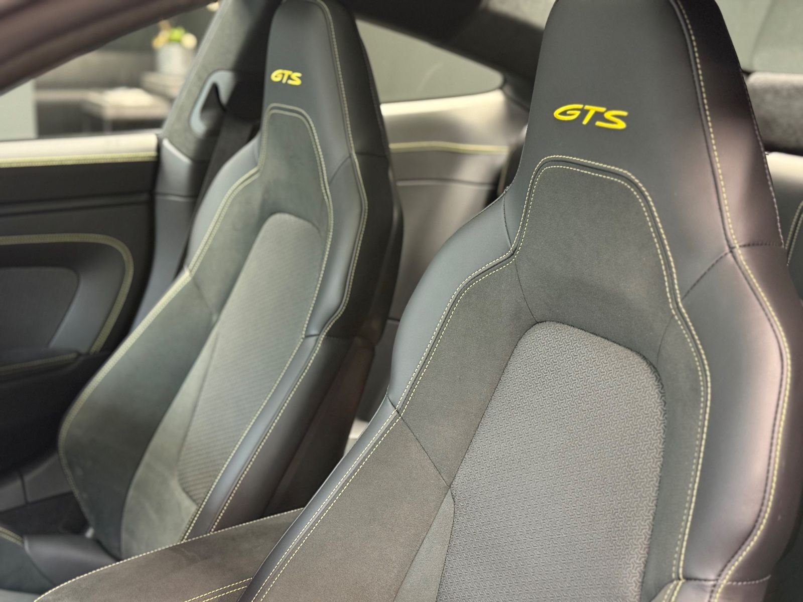 Porsche 911 Carrera GTS T-Hybrid - Samsaru's Car Outlet