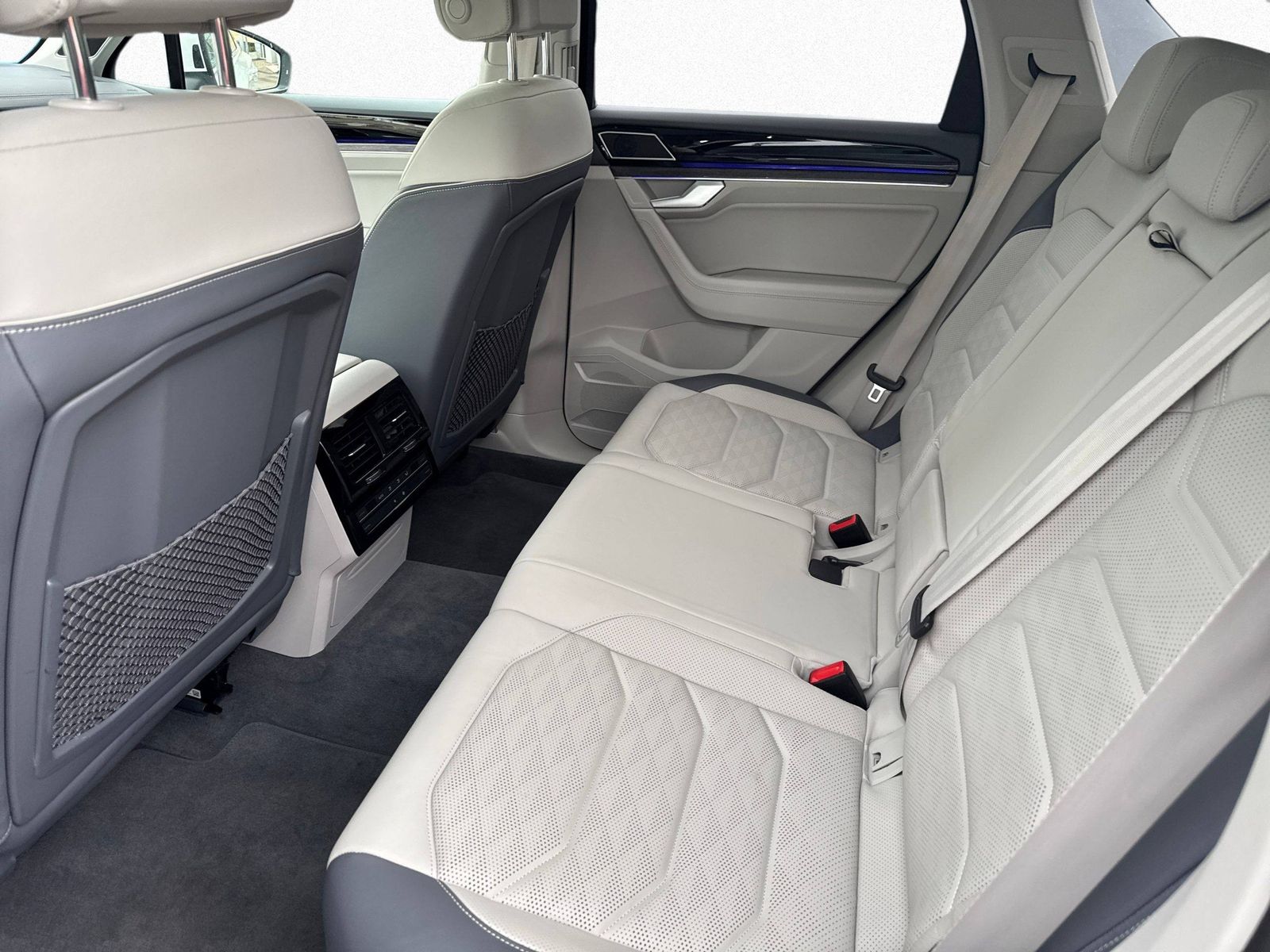 Volkswagen Touareg Elegance 3.0 TDI 4MOTION - Samsaru's Car Outlet