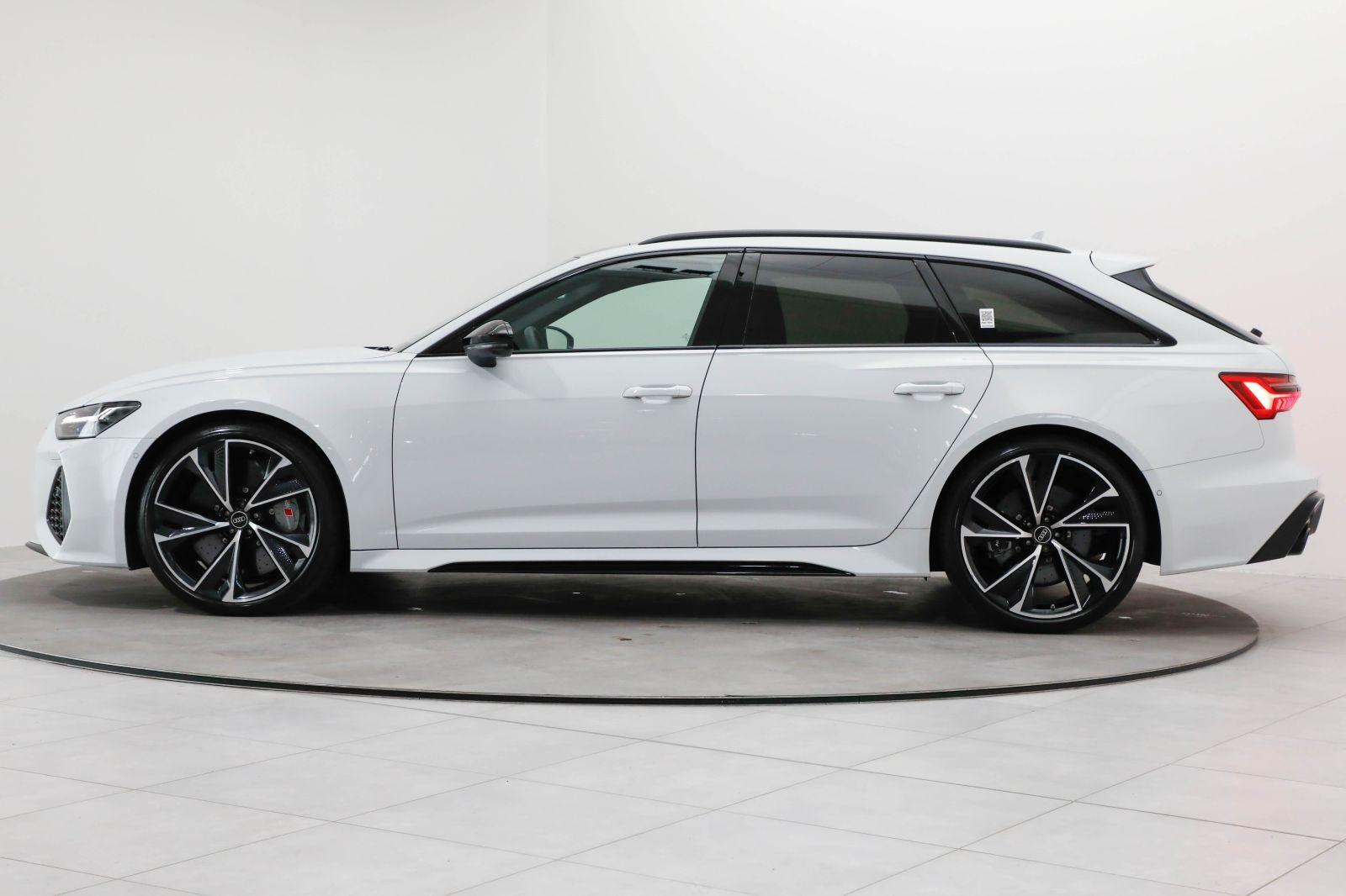 Audi RS 6 Avant AHK Matrix HUD Keramik Pano 305km/h