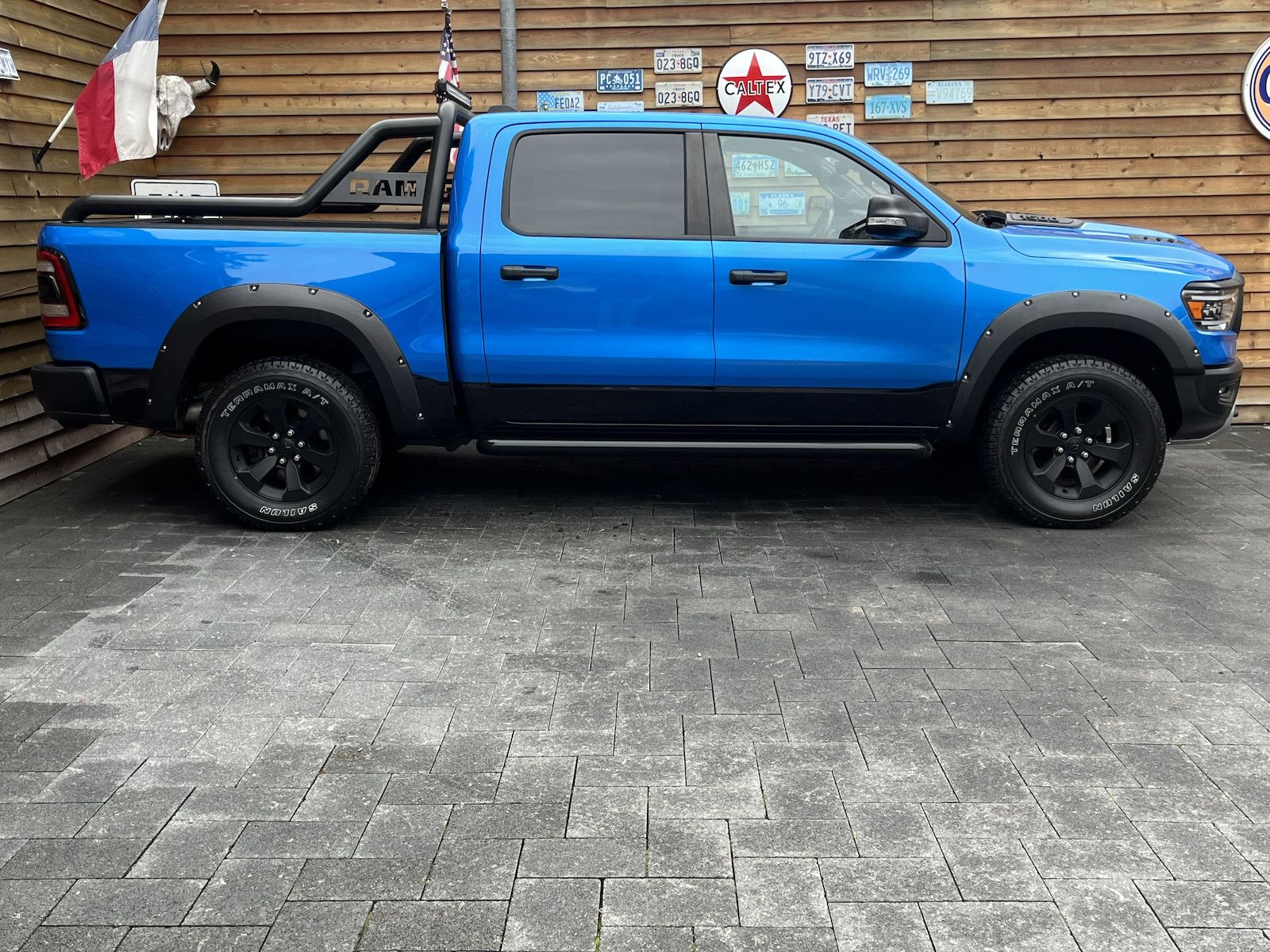 Dodge RAM 1500 REBEL 4x4 LPG AHK 5,7L LED Rollbar