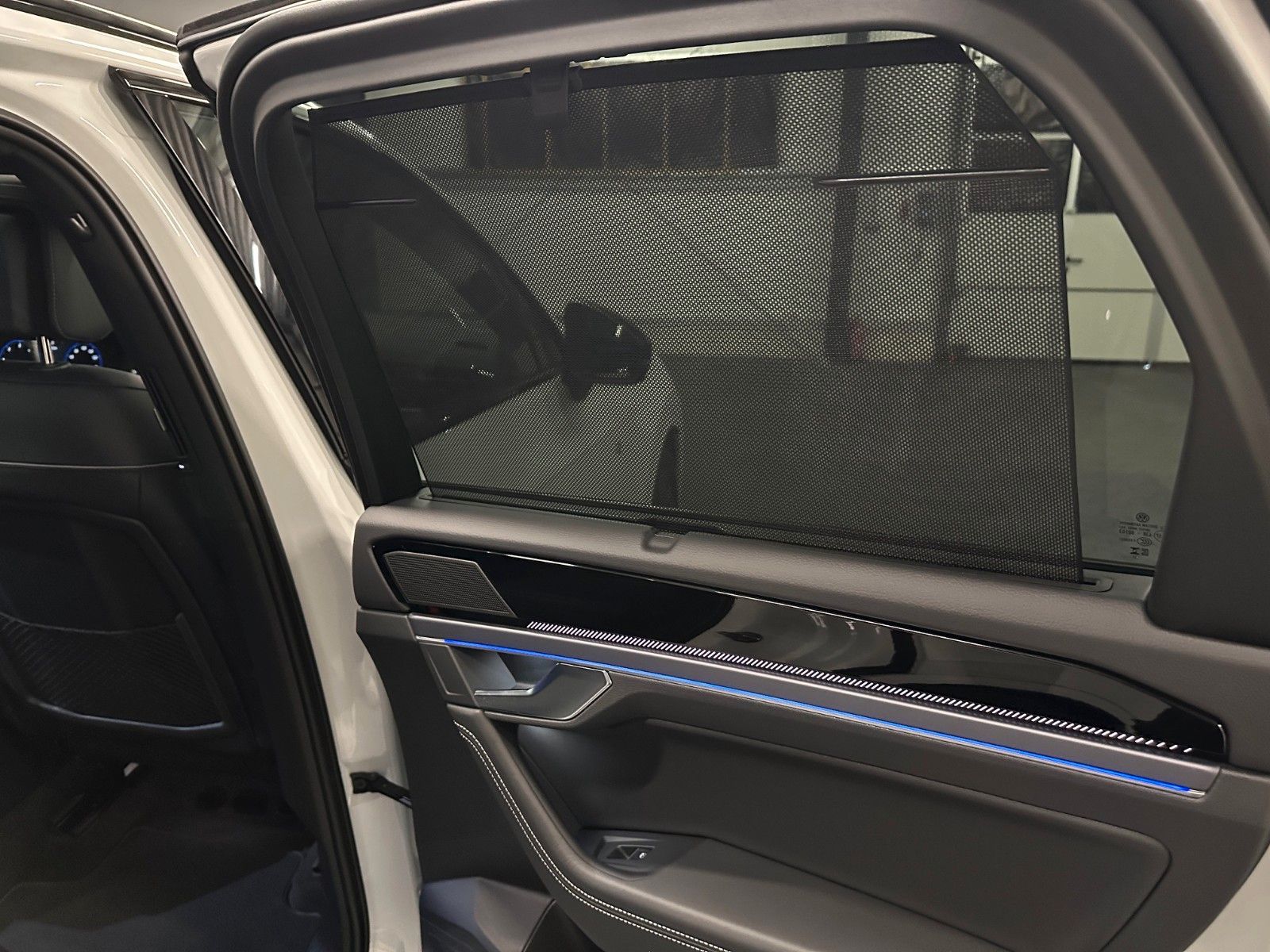 Volkswagen Touareg V6 TDI 4Motion R-Line Black - Samsaru's Car Outlet