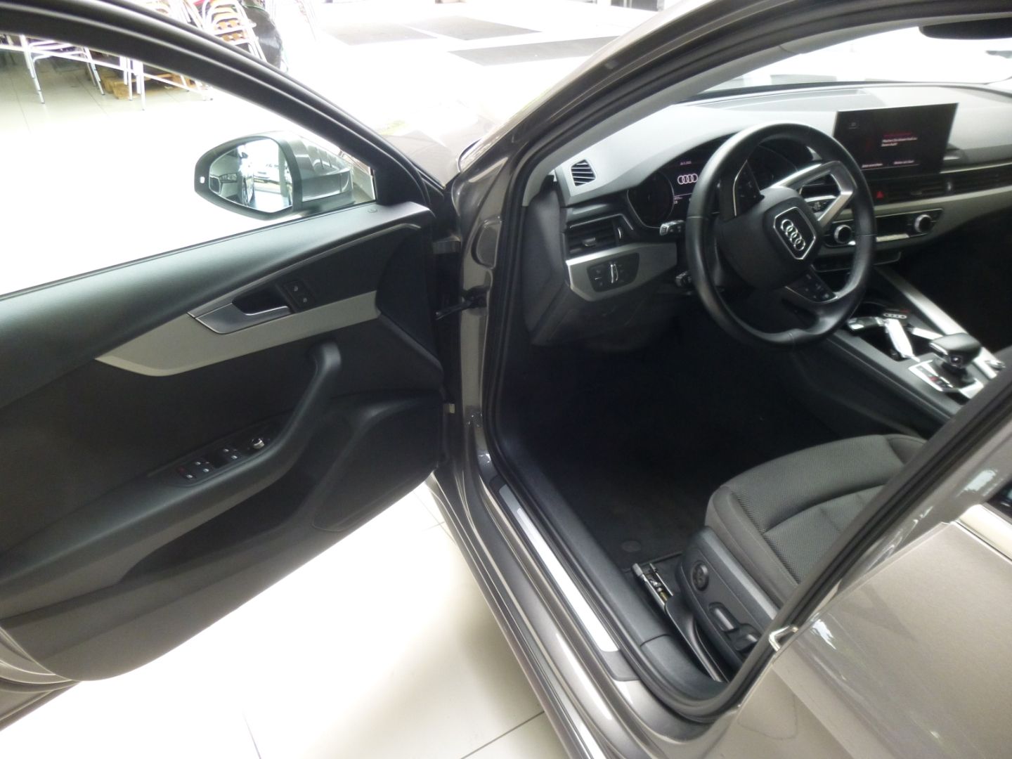 Audi A4 Avant 30 TDI advanced - Samsaru's Car Outlet