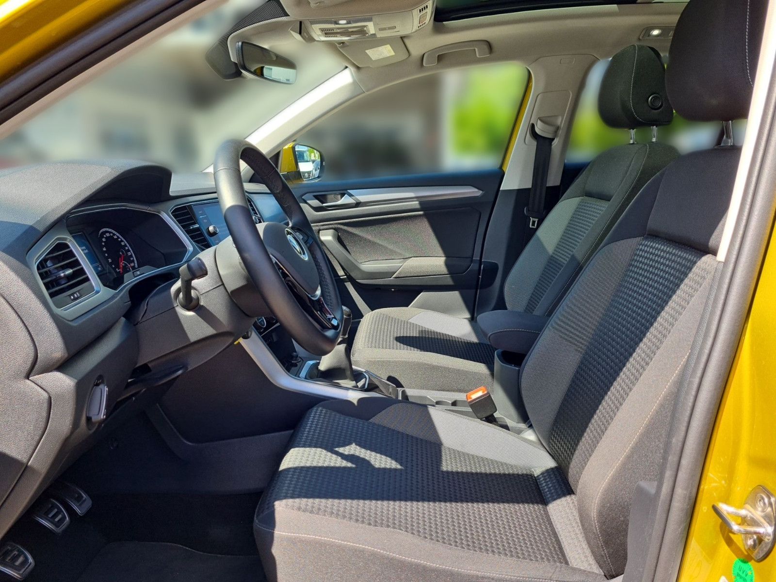 Volkswagen T-Roc 1.5 TSI Active - Samsaru's Car Outlet