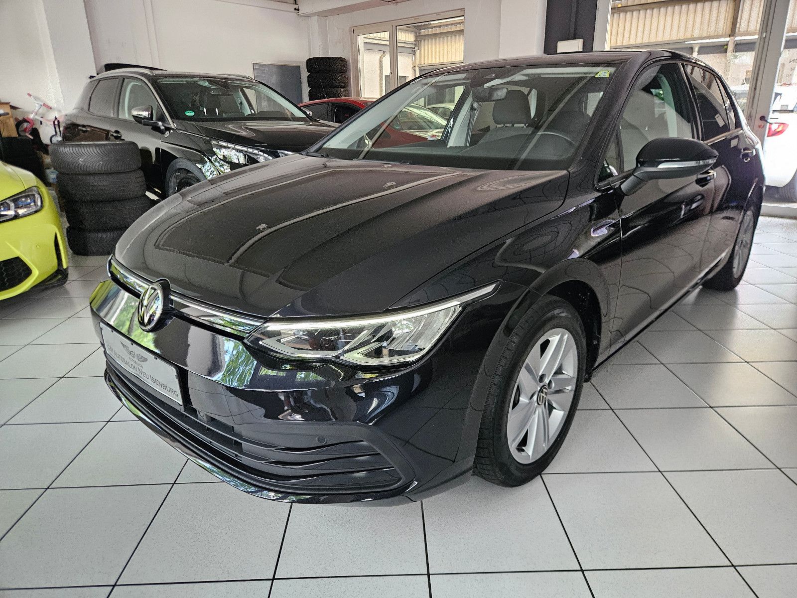Volkswagen Golf VIII Life - Samsaru's Car Outlet