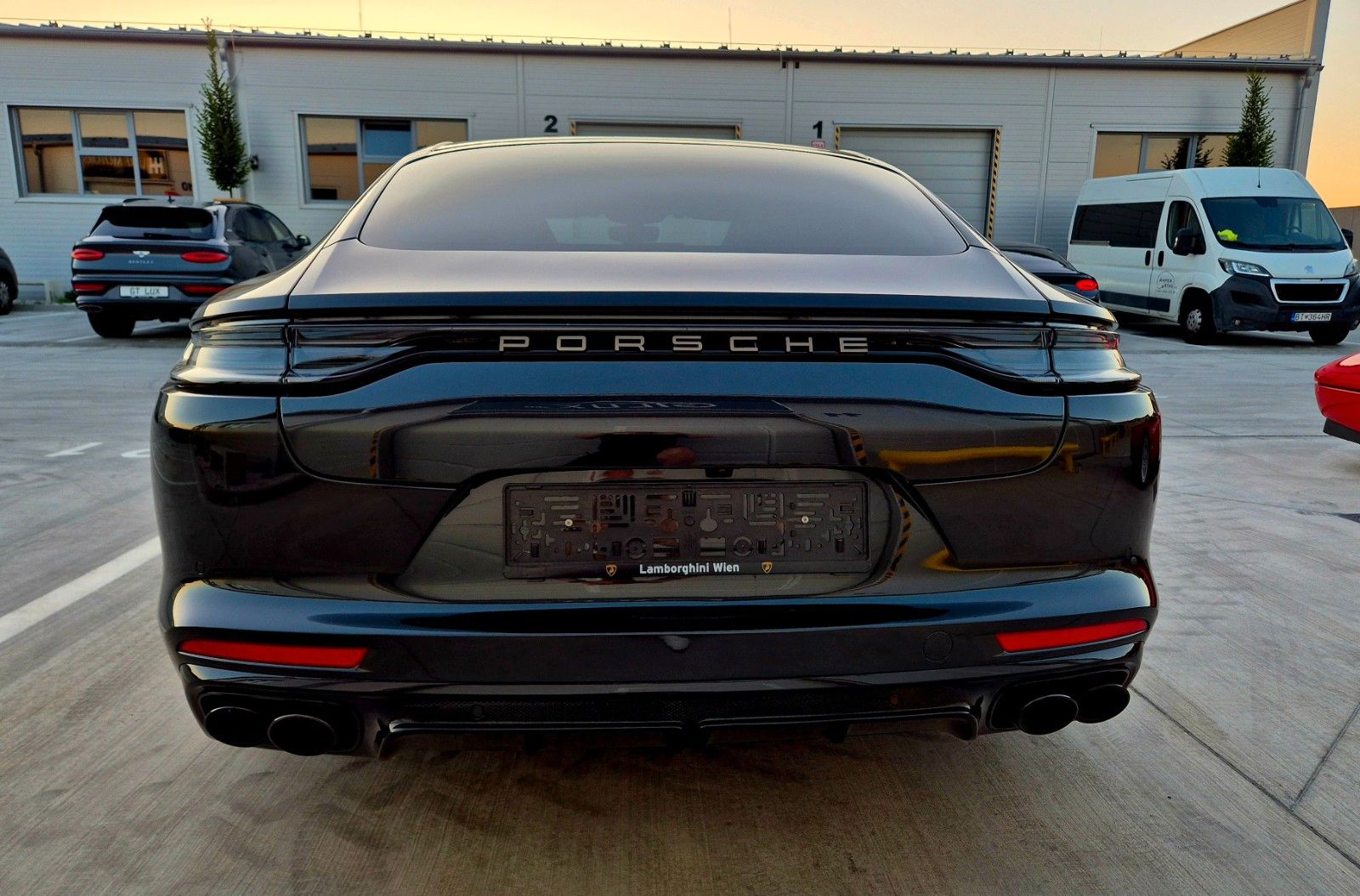 Porsche Panamera 4 E-Hybrid Platinum Edition