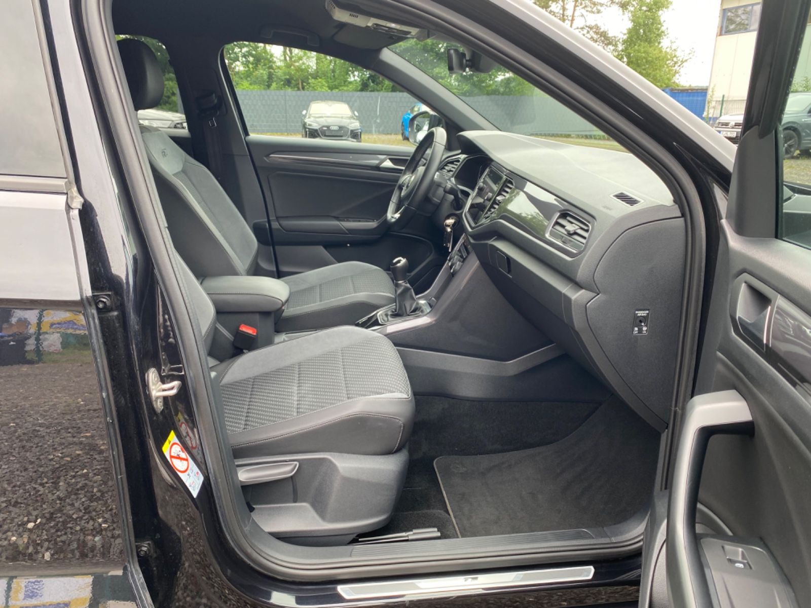 Volkswagen T-Roc 1.5 TSI R-Line - Samsaru's Car Outlet